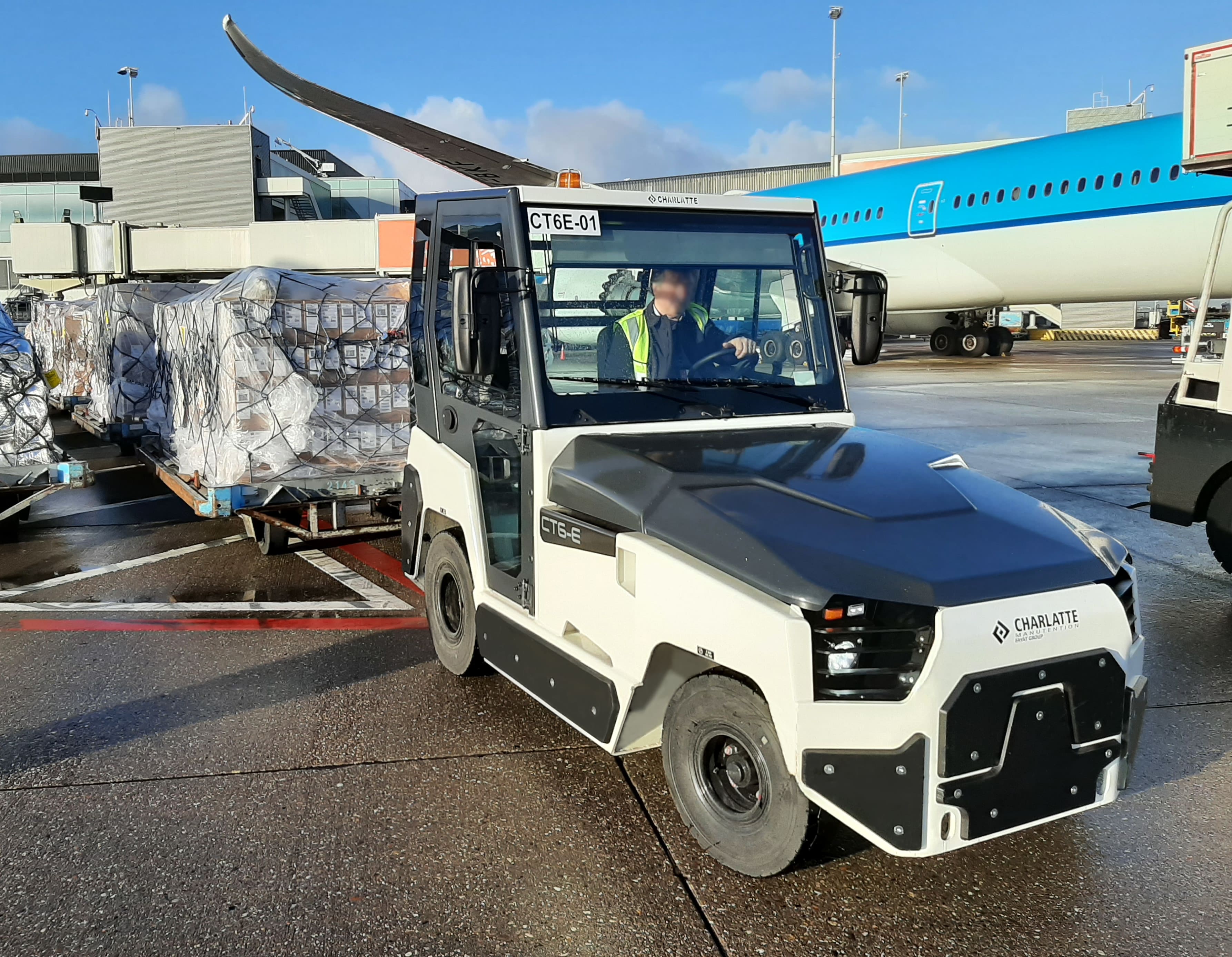 CT6-E Electric Cargo Tractor view 3
