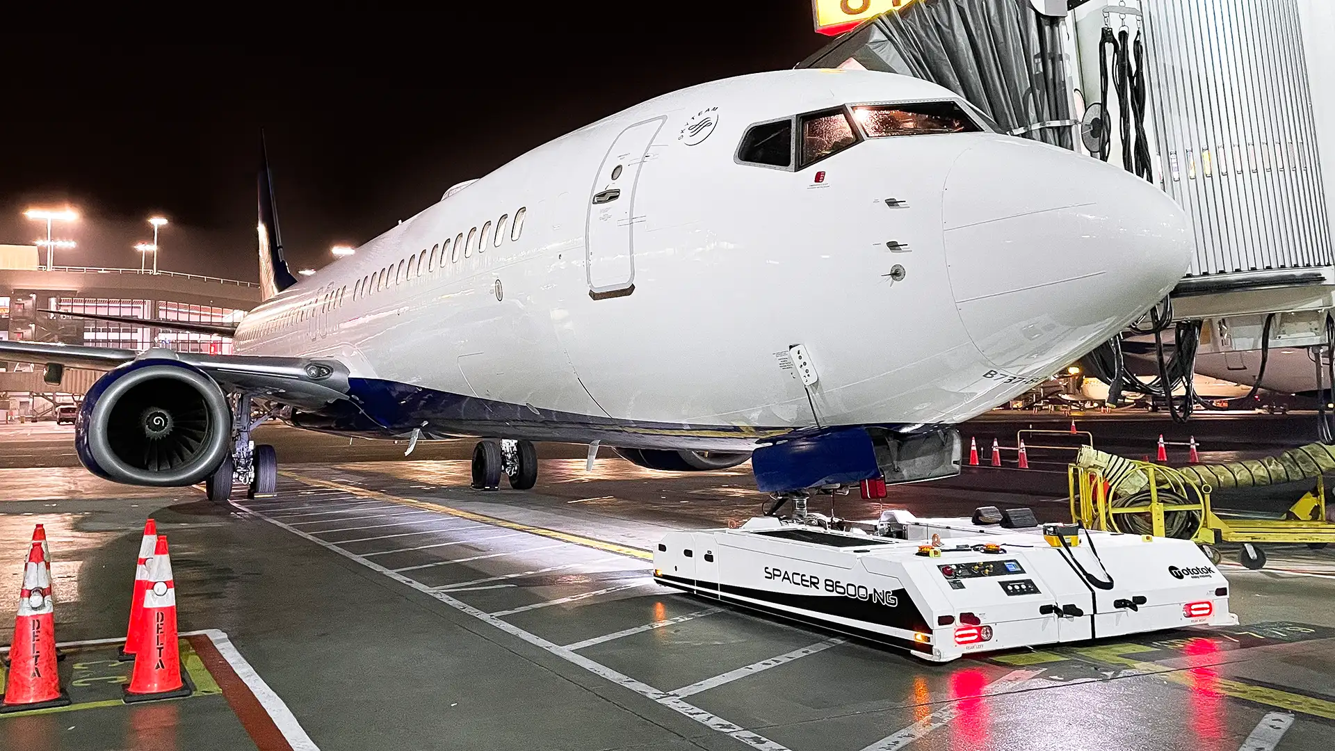 Mototok Spacer 8600 NG Electric Towbarless Pushback Tug view 2