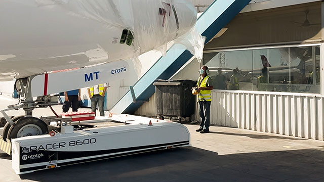 Mototok Spacer 8600 NG Electric Towbarless Pushback Tug view 3